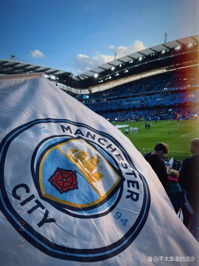 德媒：由于手指受伤，诺伊尔近两场都佩戴特制的四指手套参赛